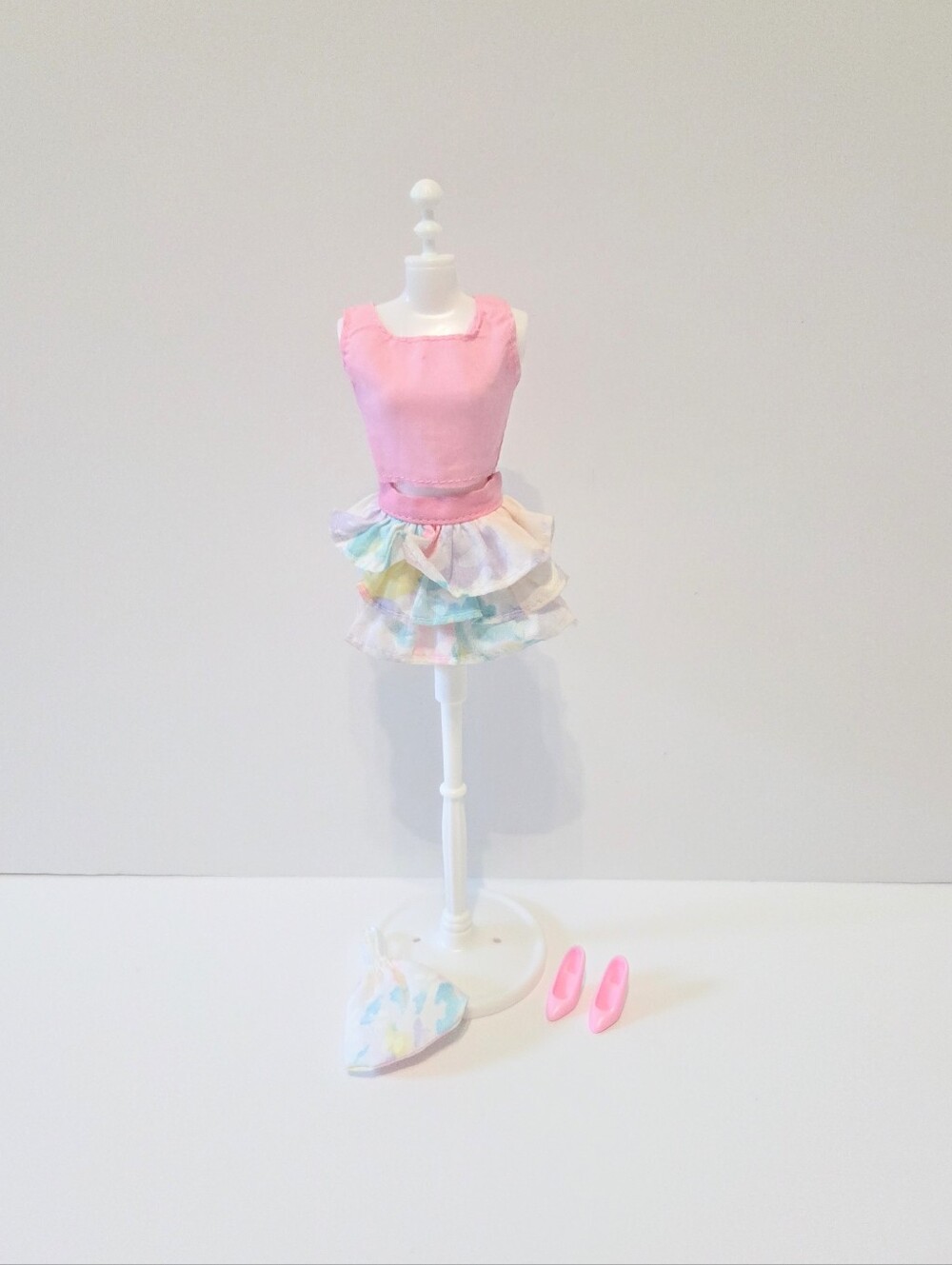 2/$18  1991 Barbie 10 Complete Fashions Gift Set